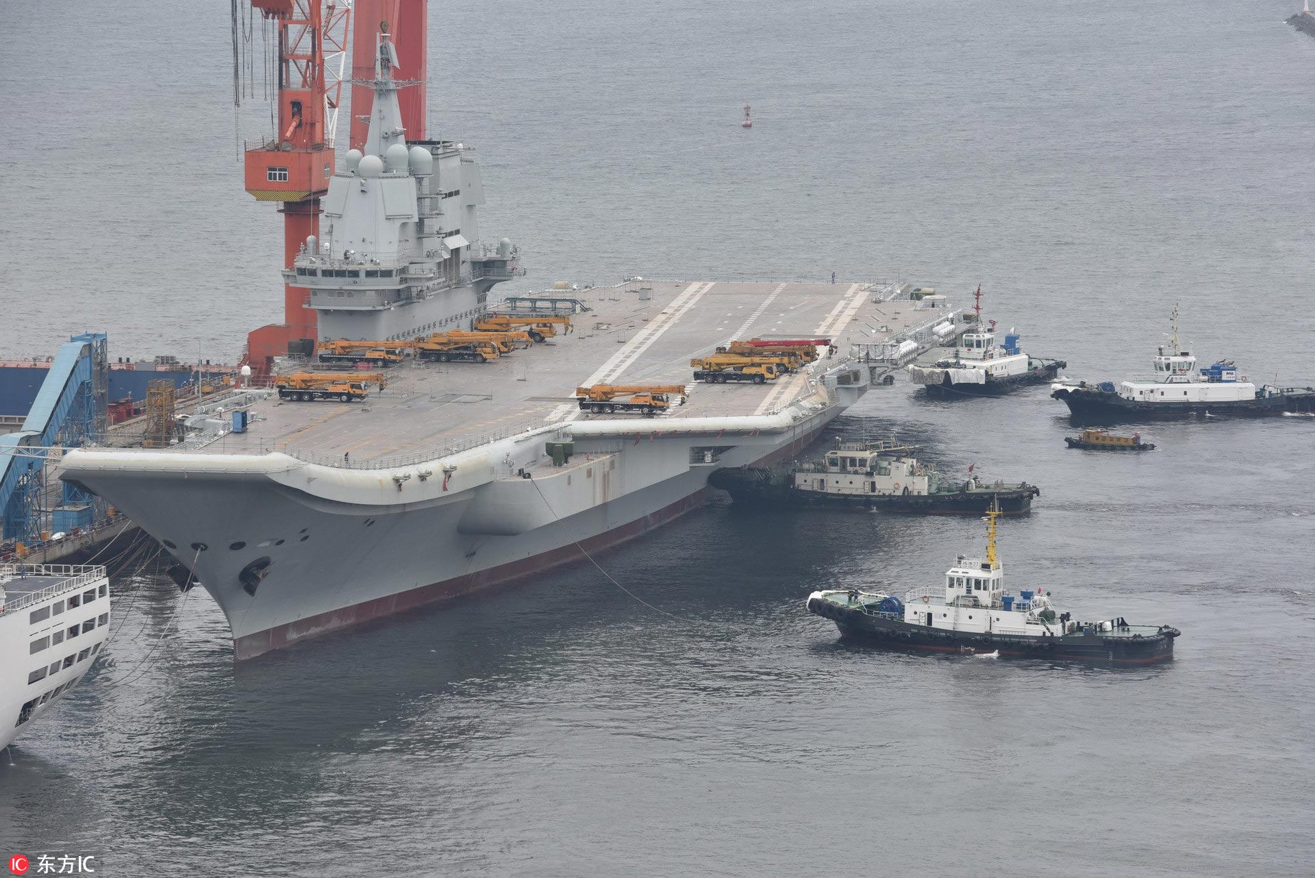 海试进行时!多艘拖船牵引首艘航母 89号保障船