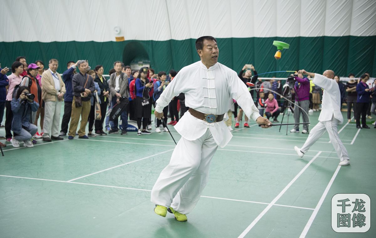 北京市空竹协会在开幕式上进行精彩的空竹表演