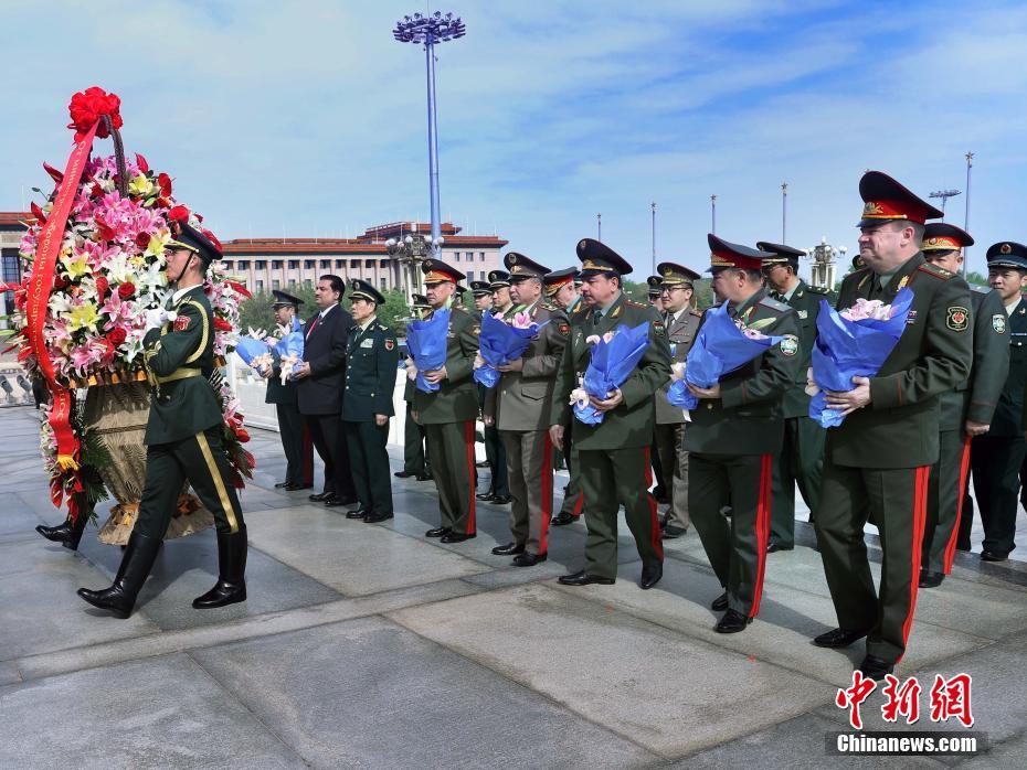 上合组织多国国防部长向人民英雄纪念碑敬献花篮