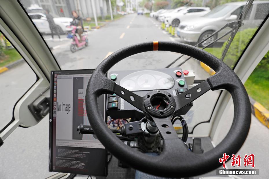 全球首个无人驾驶清洁车亮相上海