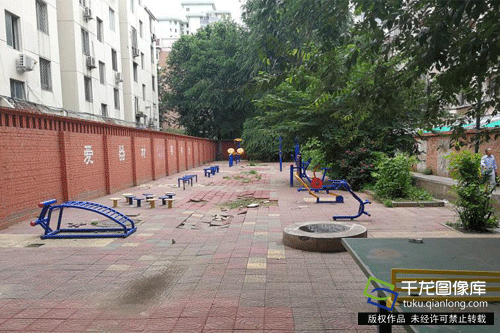 图为北京市海淀区学院路街道静淑苑社区健身场地改造前后对比图（图片来源：tuku.qianlong.com）。千龙网记者 万小军摄