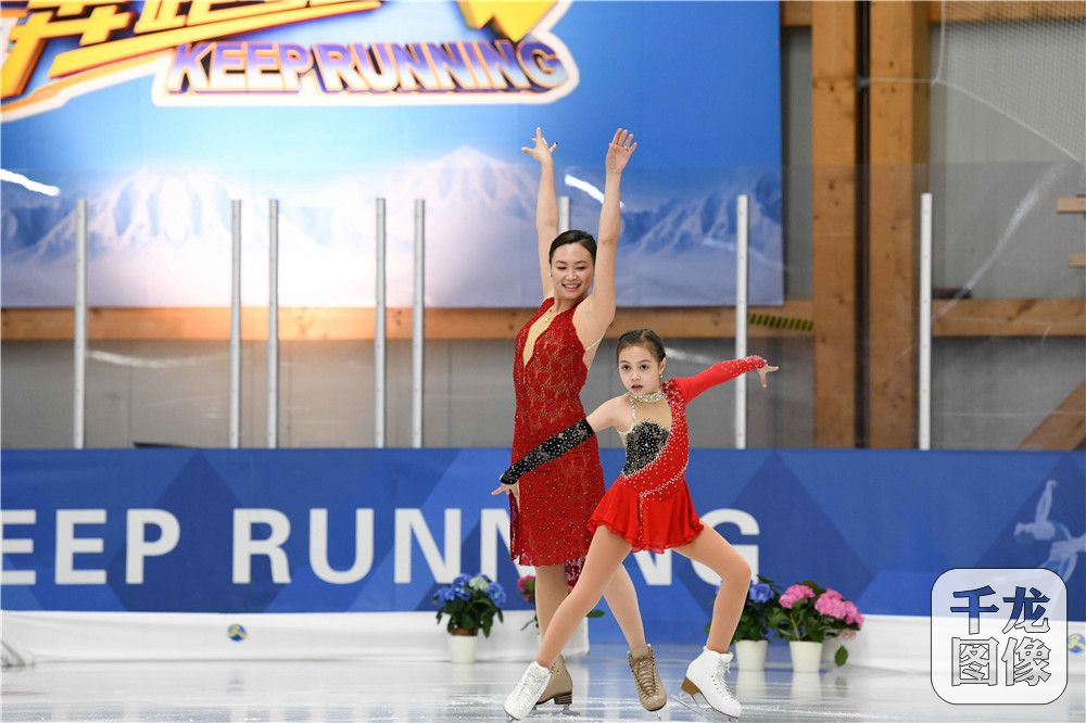 花样滑冰运动员陈露和女儿安娜