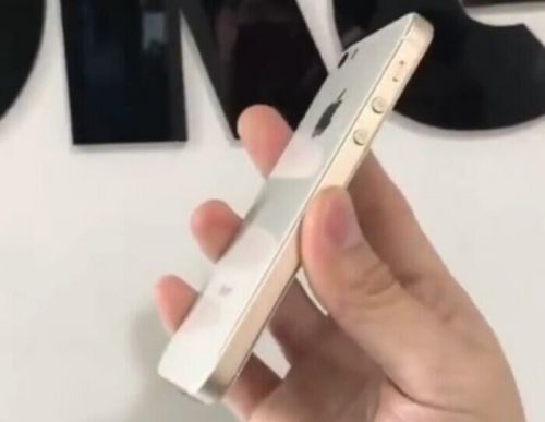 与一些谍照突然出现，虽然不是非常清晰，但也能够看出新手机的绝大多数设计了。整体尺寸与之前的4英寸iPhone 5保持了相似，看来苹果并没有提升屏幕尺寸的打算。