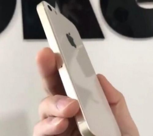 采用玻璃后壳，或许是为了无线充电做准备，不过和传闻不太一样的是，采用了3.5mm耳机接口，要知道现在苹果已经完全放弃了这一接口，所以真实性还有待进一步确认。