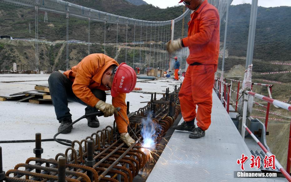 &ldquo;川藏第一桥&rdquo;桥面板安装完成