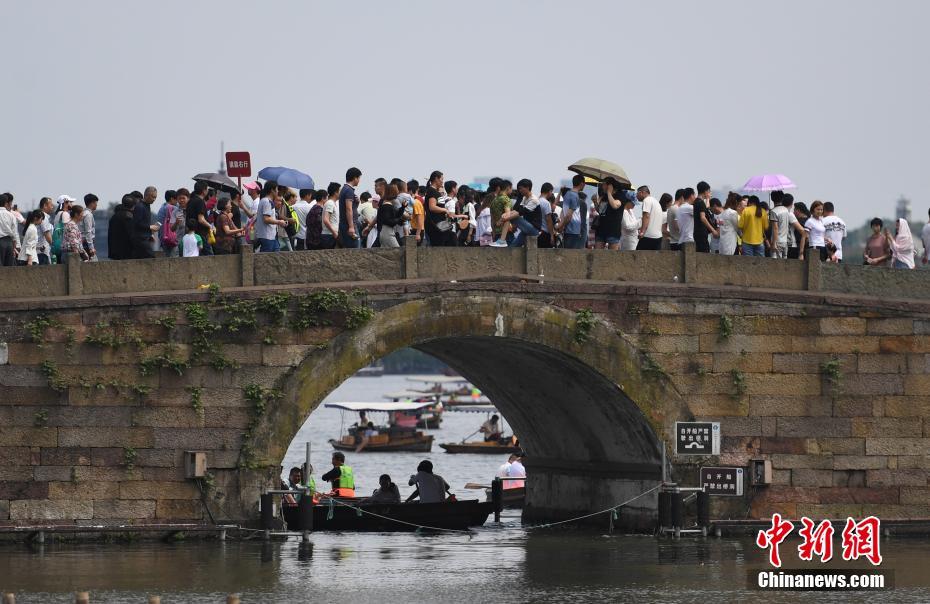 西湖景区迎游客高峰 女子巡逻队成新风景线