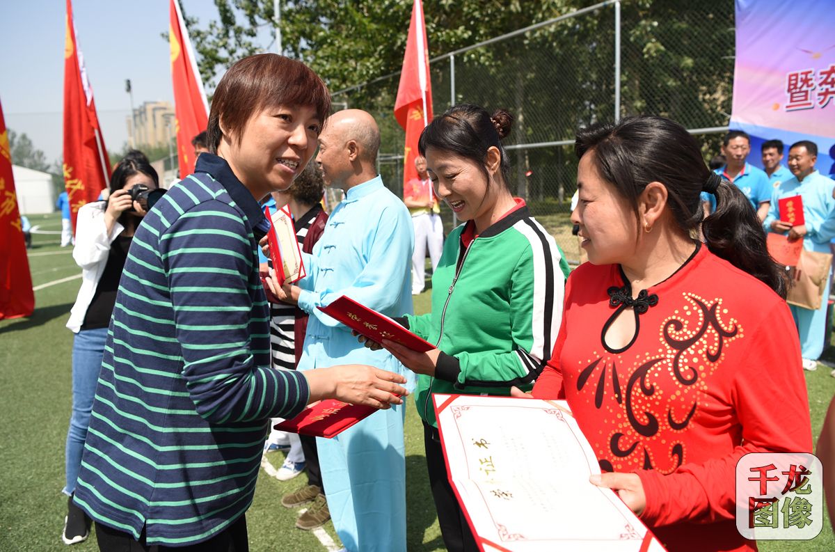 XBG_1537朝阳区体育局副局长韩红为获奖者颁奖