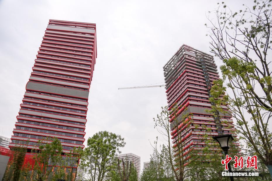 武汉两栋在建大楼外形奇特 酷似高耸书堆