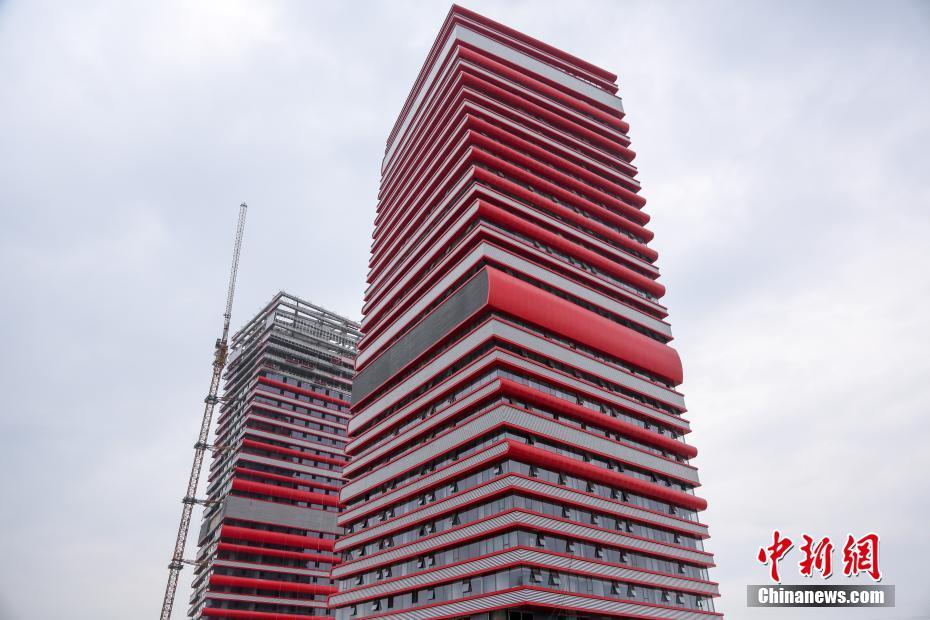 武汉两栋在建大楼外形奇特 酷似高耸书堆