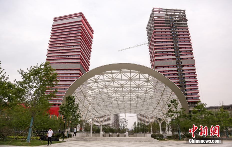 武汉两栋在建大楼外形奇特 酷似高耸书堆