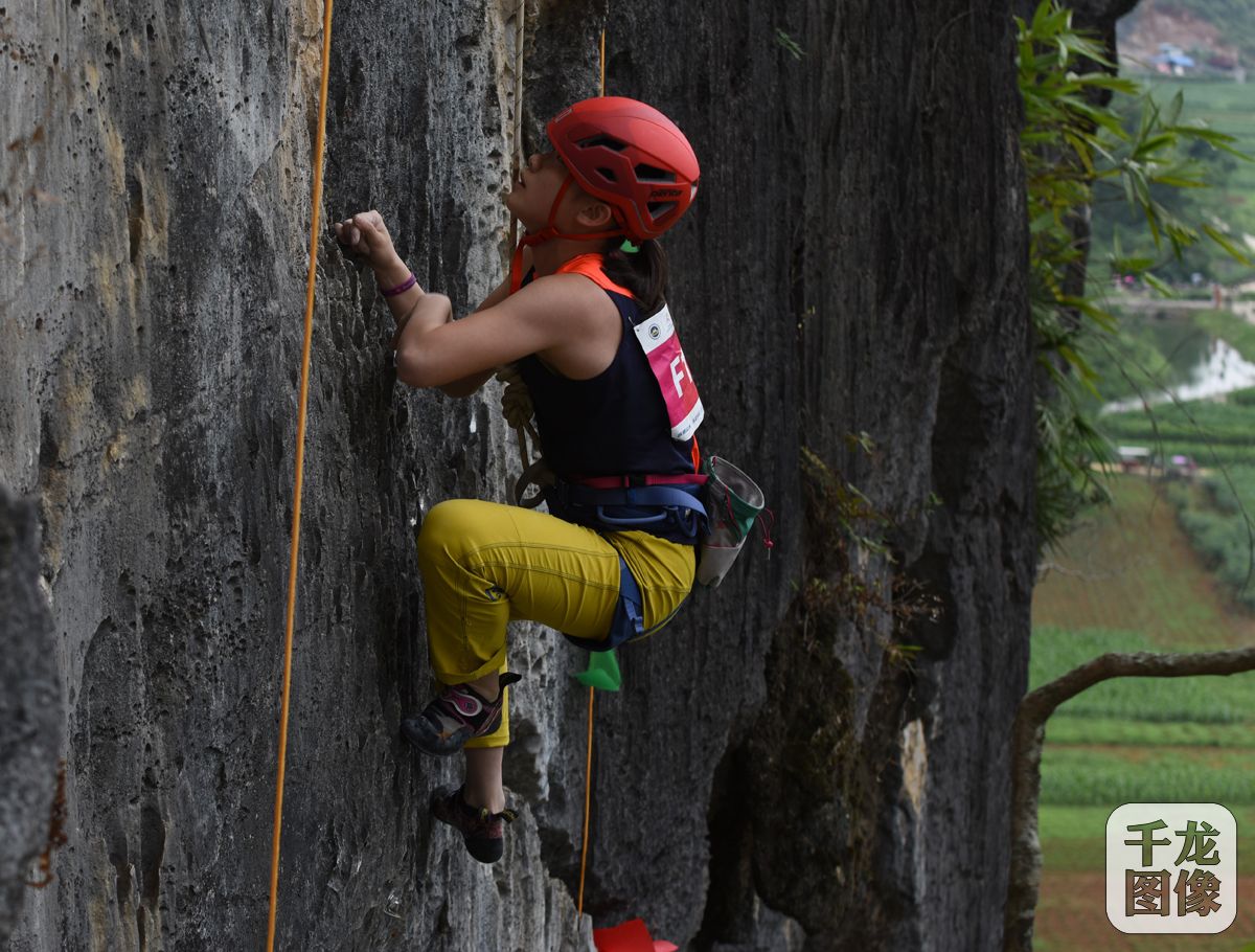 磨米摄 运动员在干娘山自然岩壁赛场竞赛 (2)