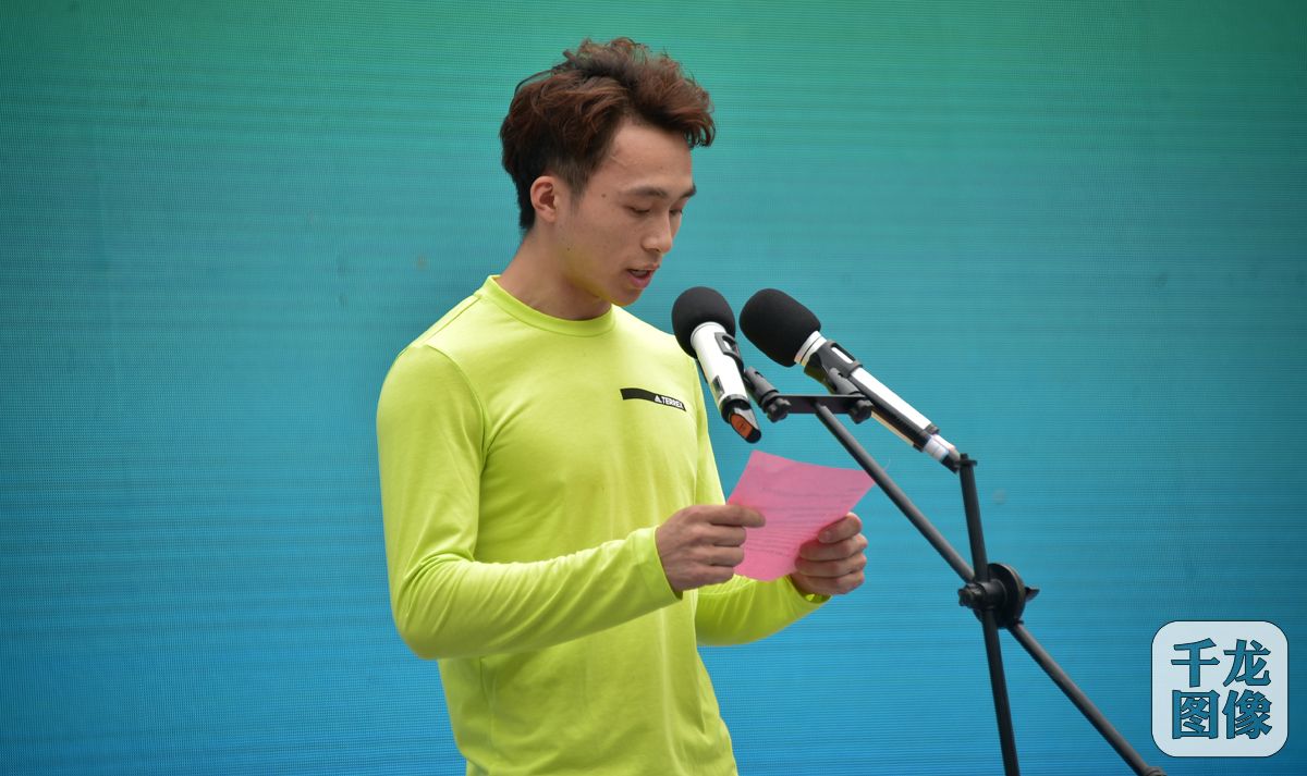 陆丽红摄 运动员代表瞿海滨宣读《中国马山攀岩特色体育小镇公约》