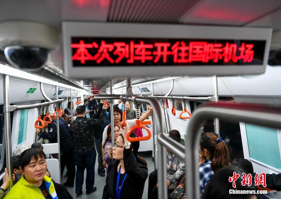 乌鲁木齐地铁1号线北段6月试运行 民众登车试乘