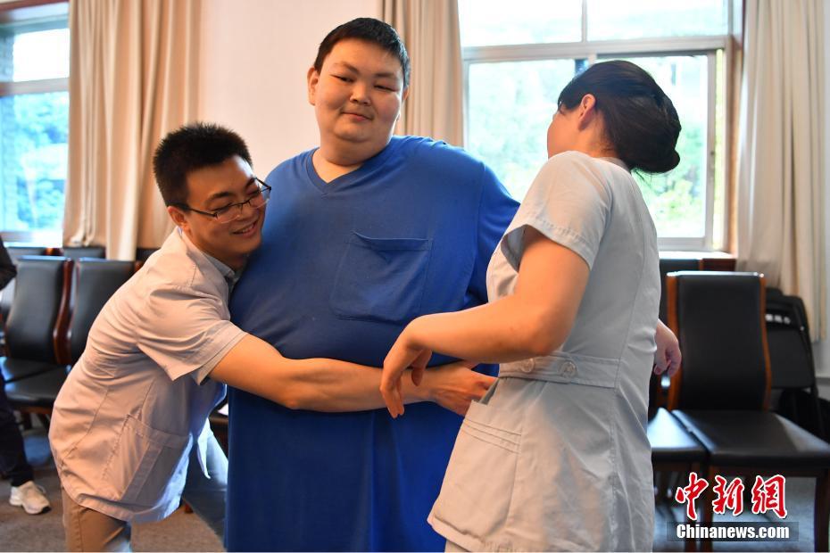 530斤&ldquo;中国第一胖&rdquo;带着240斤的母亲一起减肥
