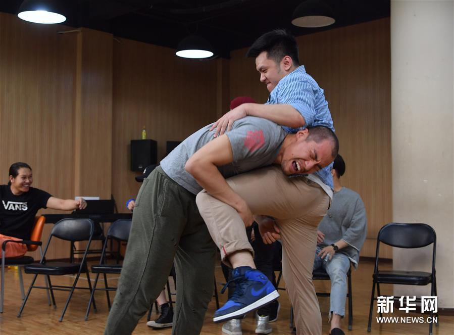 （文化）（1）百老汇经典话剧《飞越疯人院》中文版即将上演