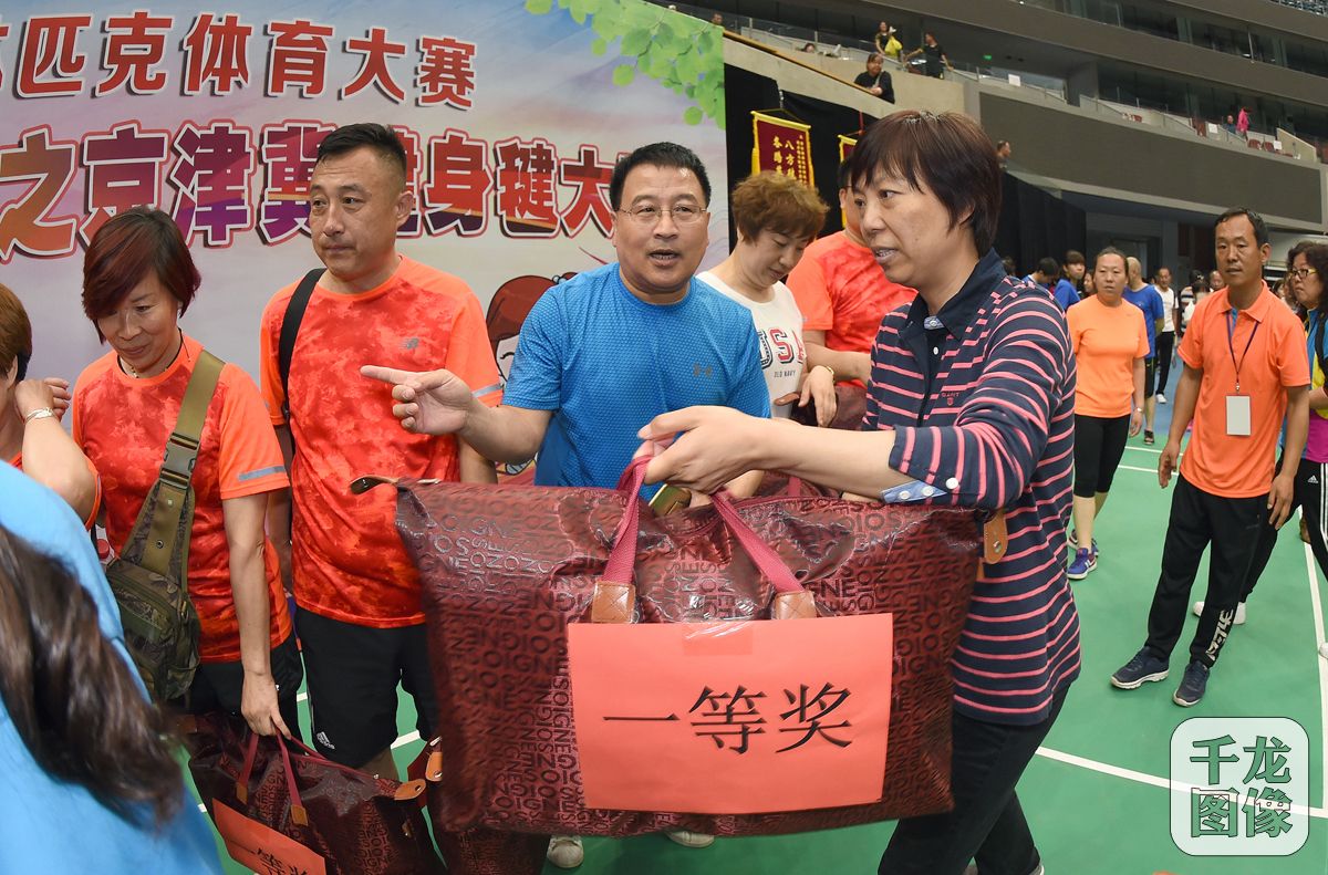 XBG_2619朝阳区体育局副局长韩红向获奖队伍颁奖