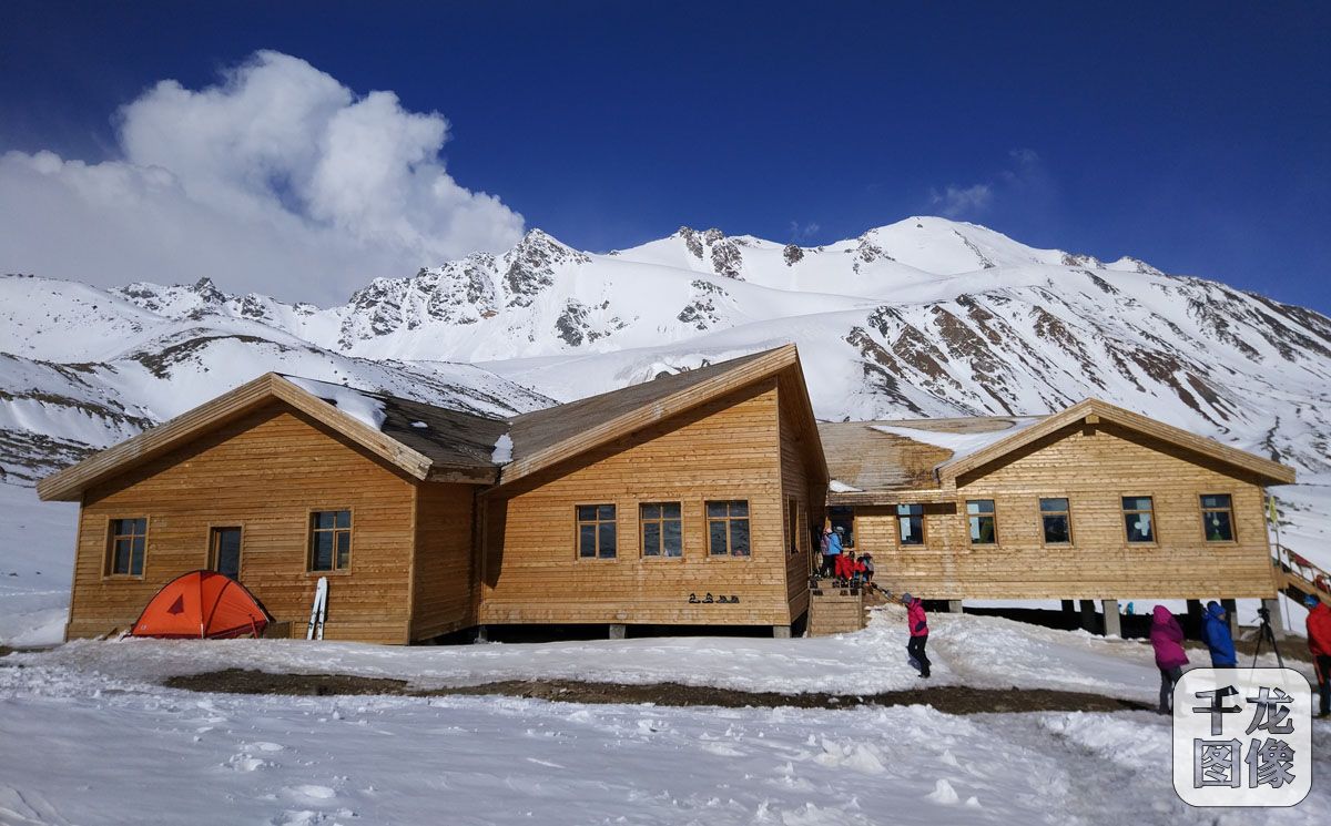 岗什卡的硬件设施建设和软件服务水平都达到了国际水准，图为大本营的木屋。（资料图）