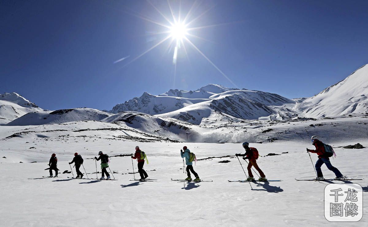 岗什卡雪山拥有丰富的冰雪资源，是开展滑雪登山等户外运动天然场地。（资料图）
