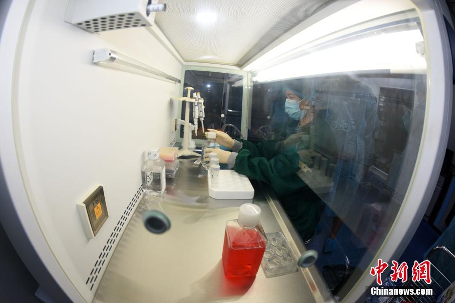 中科院广州生物院科研人员演示尿液细胞提取和存储