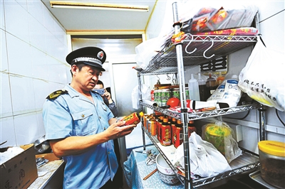 北京食药监局检查外卖线下店铺 超范围经营食