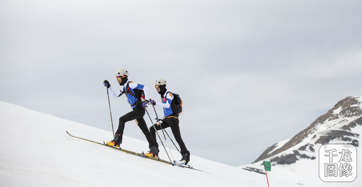 垂直竞速赛中选手们攀爬雪坡