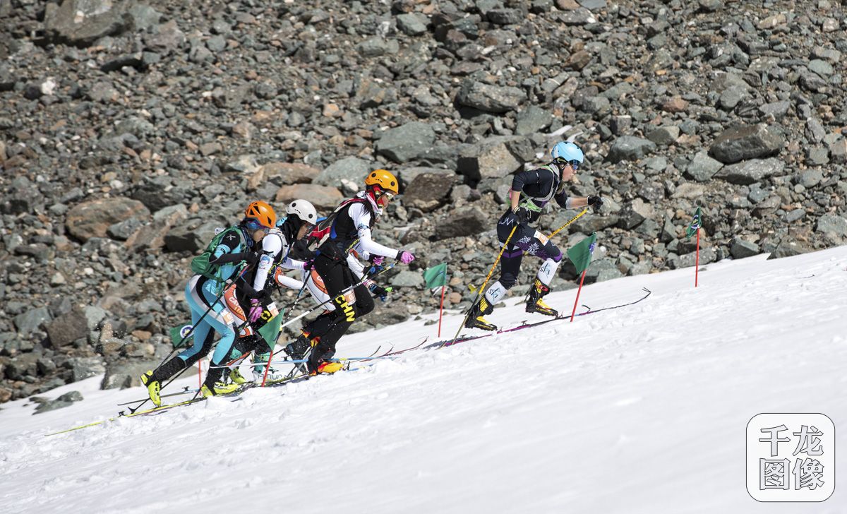 垂直竞速赛中，选手们在赛道上你追我赶