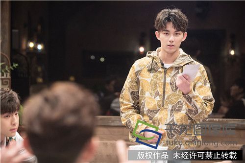 吴磊、邓伦《我是大侦探》组CP “吴语伦比”现场甜蜜牵手惹吐槽