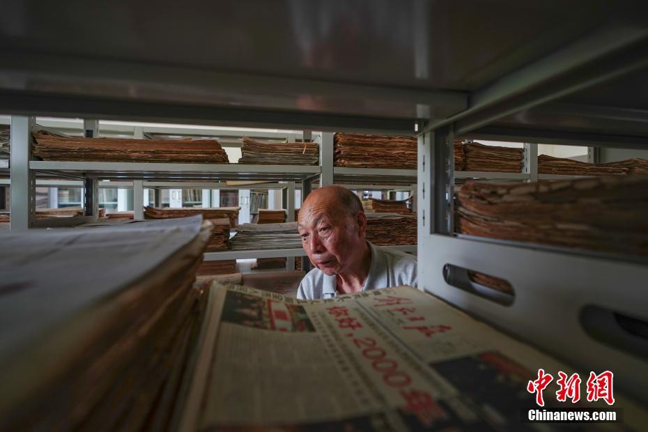 贵阳“报痴”自建藏报馆 55年收藏50万份报纸