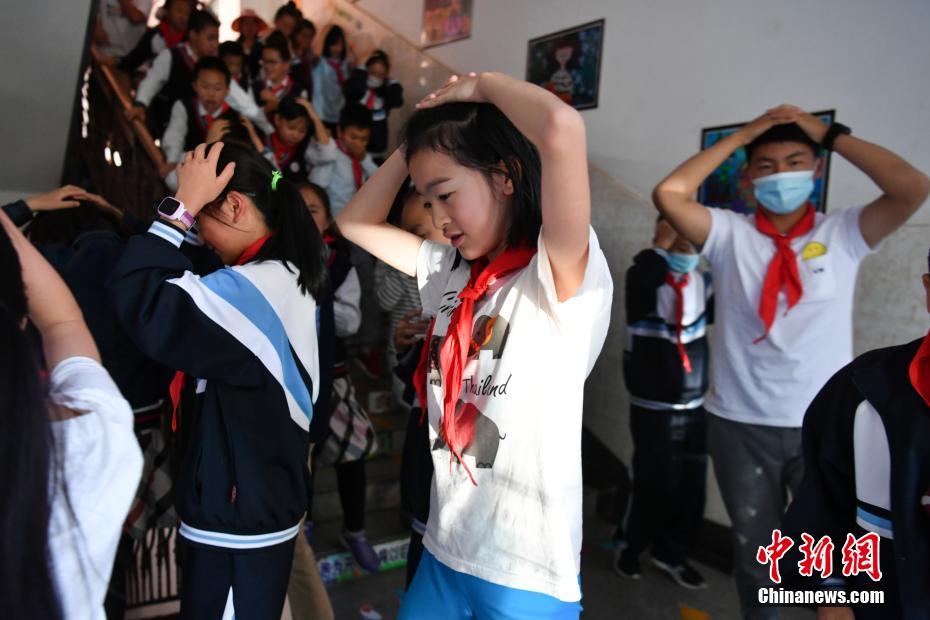 昆明小学生进行防震反恐演练