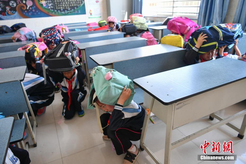 昆明小学生进行防震反恐演练