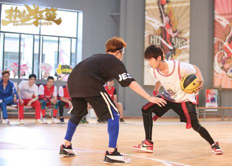 佟梦实诠释篮球少年 小咸肉《热血狂篮》汗洒球场尽显青春