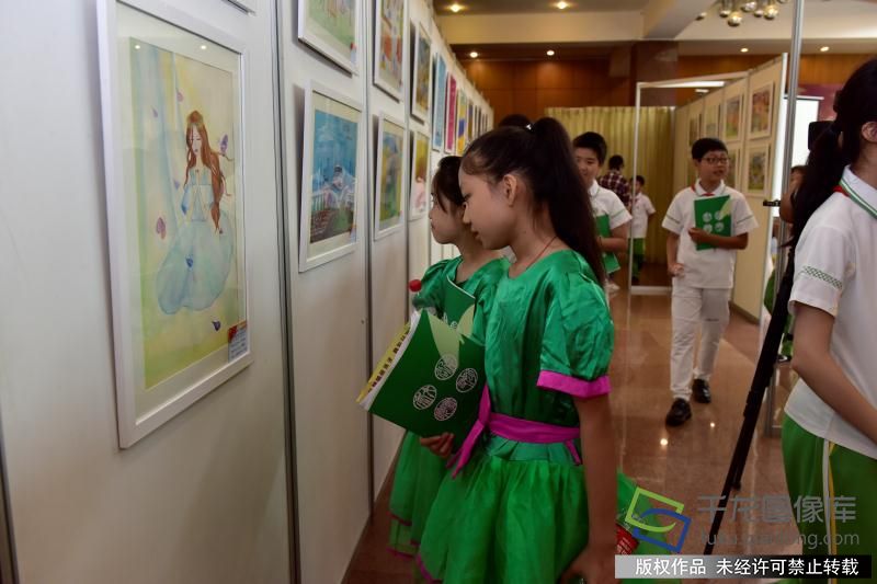 芳草世纪学生参观画展