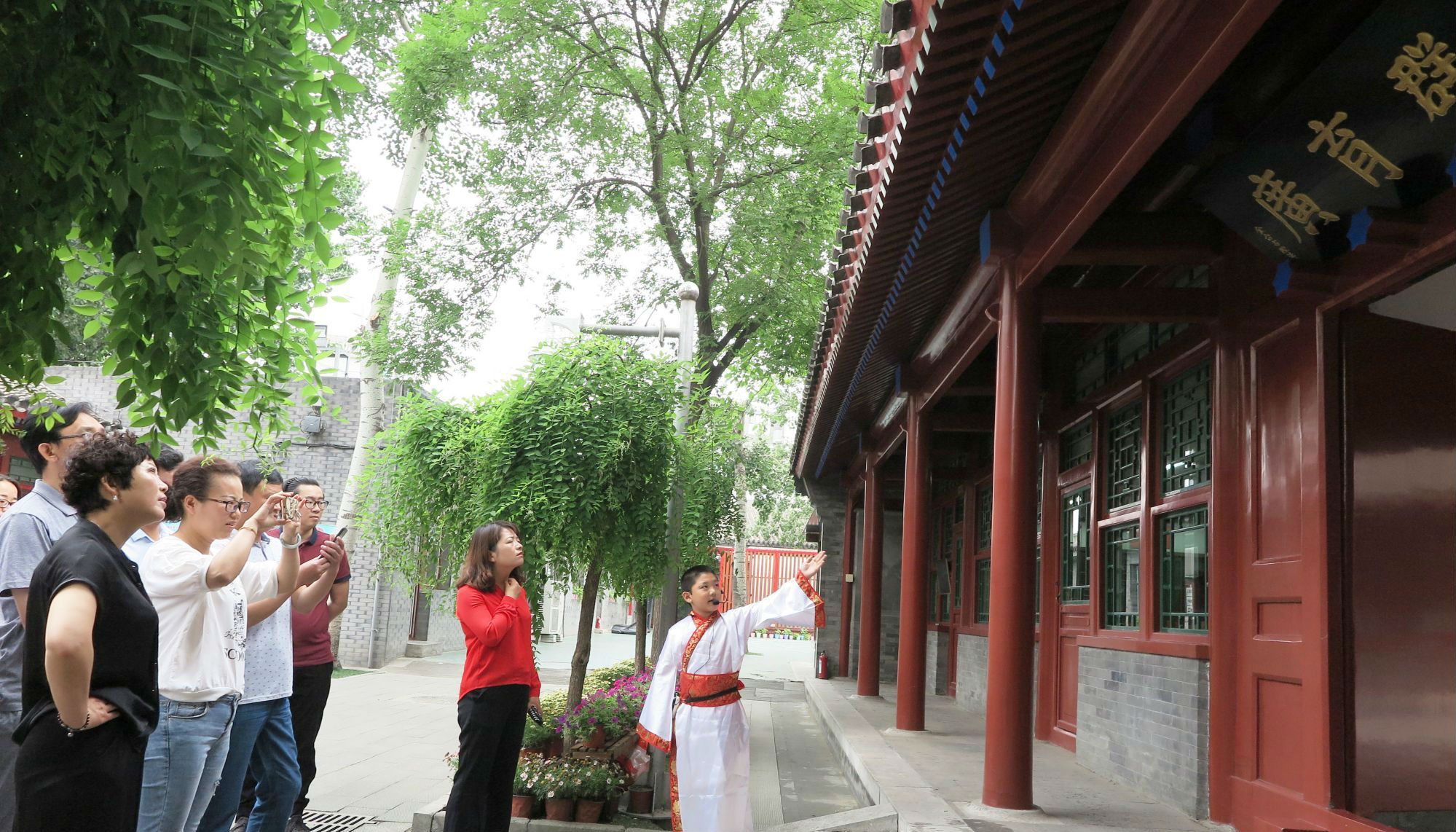 22-小讲解员向陕西教育同仁介绍&rdquo;广育群才&ldquo;匾额