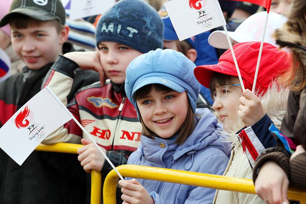 2008年4月5日，圣彼得堡街头孩子们热情地迎接中国奥运圣火