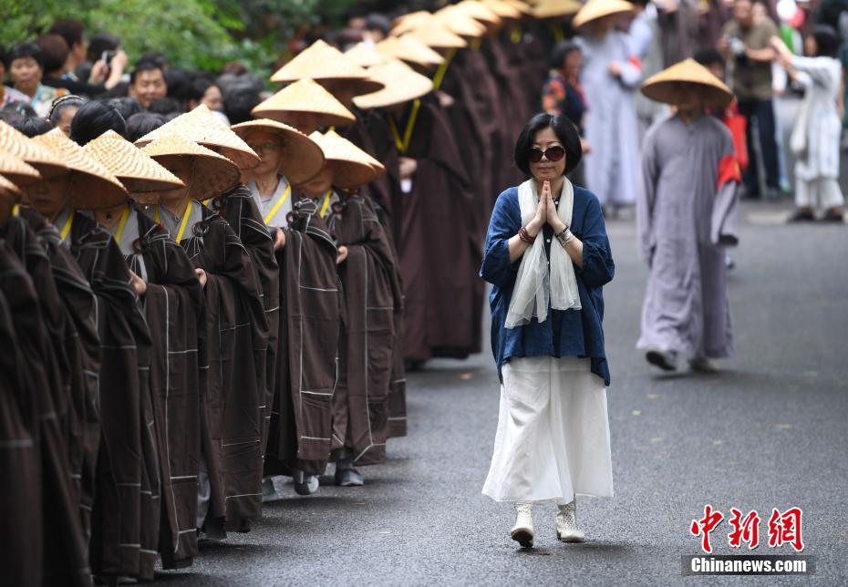 杭州千名僧人进行&ldquo;托钵行脚&rdquo;活动