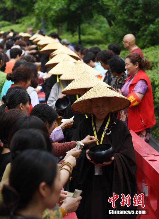 杭州千名僧人进行&ldquo;托钵行脚&rdquo;活动