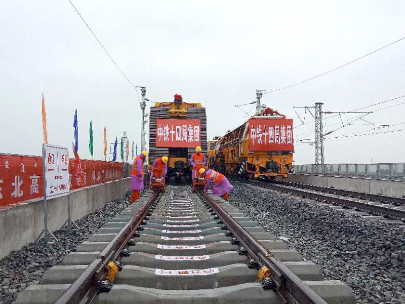 内蒙古首条连接东北地区高铁全线铺通