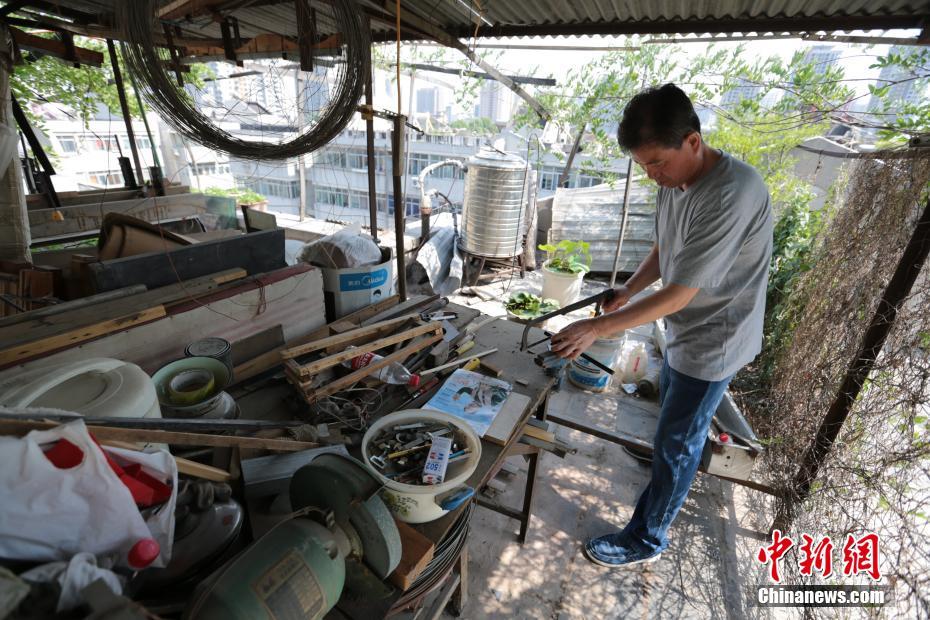 西安一男子痴迷古兵器24年 专注复原秦代兵器