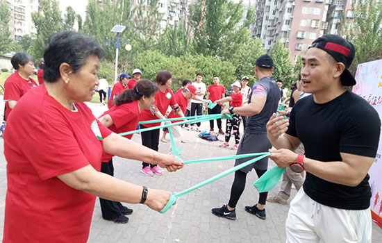 阳区住欣家园举办健身节 百余邻居大跳抖肩神