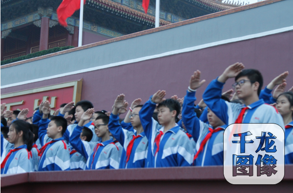 红旗飘飘启志少年 西城外国语学校参见天安门观升旗活动
