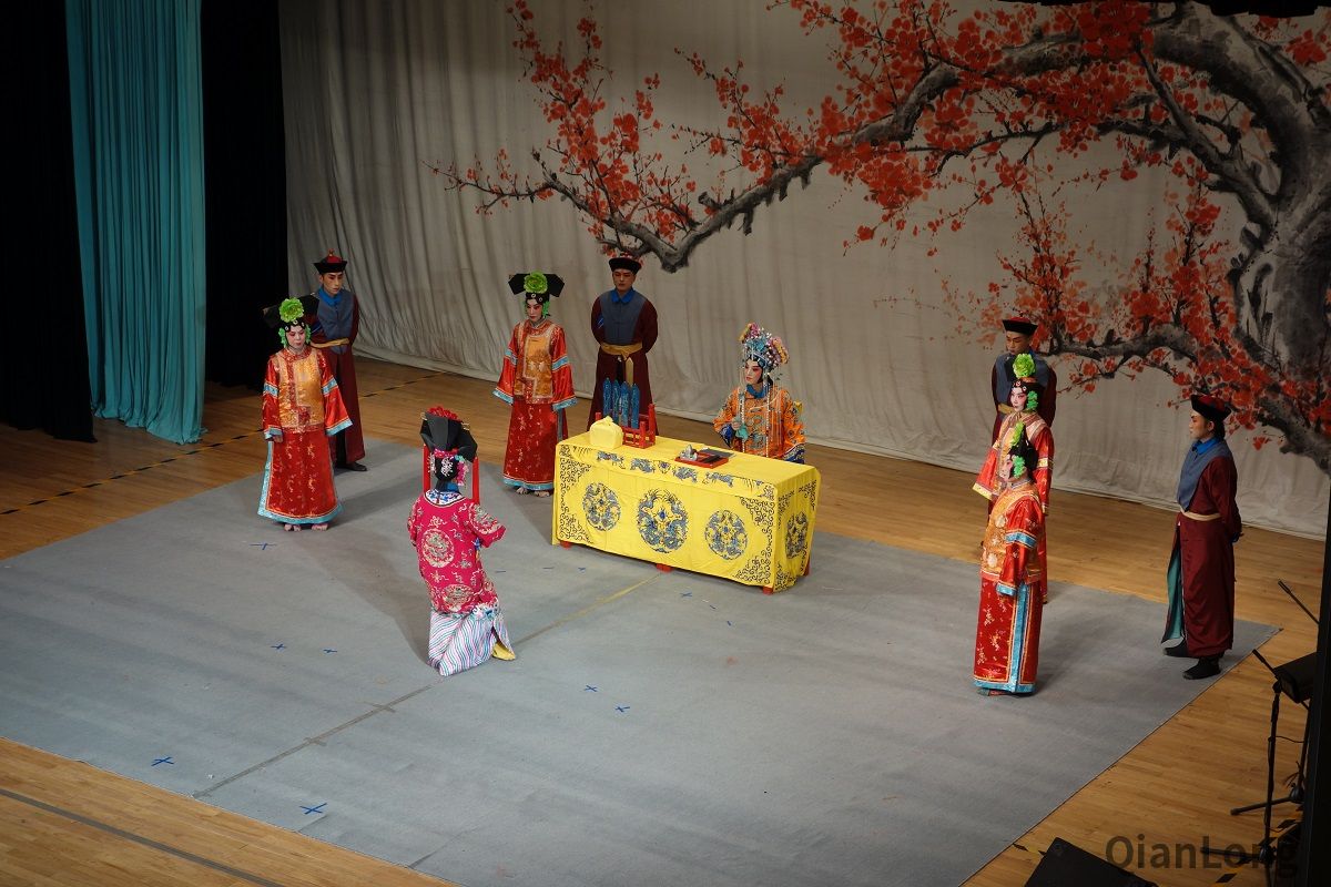 5月27日，白纸坊街道办事处在鑫融剧院举办了高雅艺术进社区--京剧折子戏《四郎探母》惠民演出。图为演出现场。4