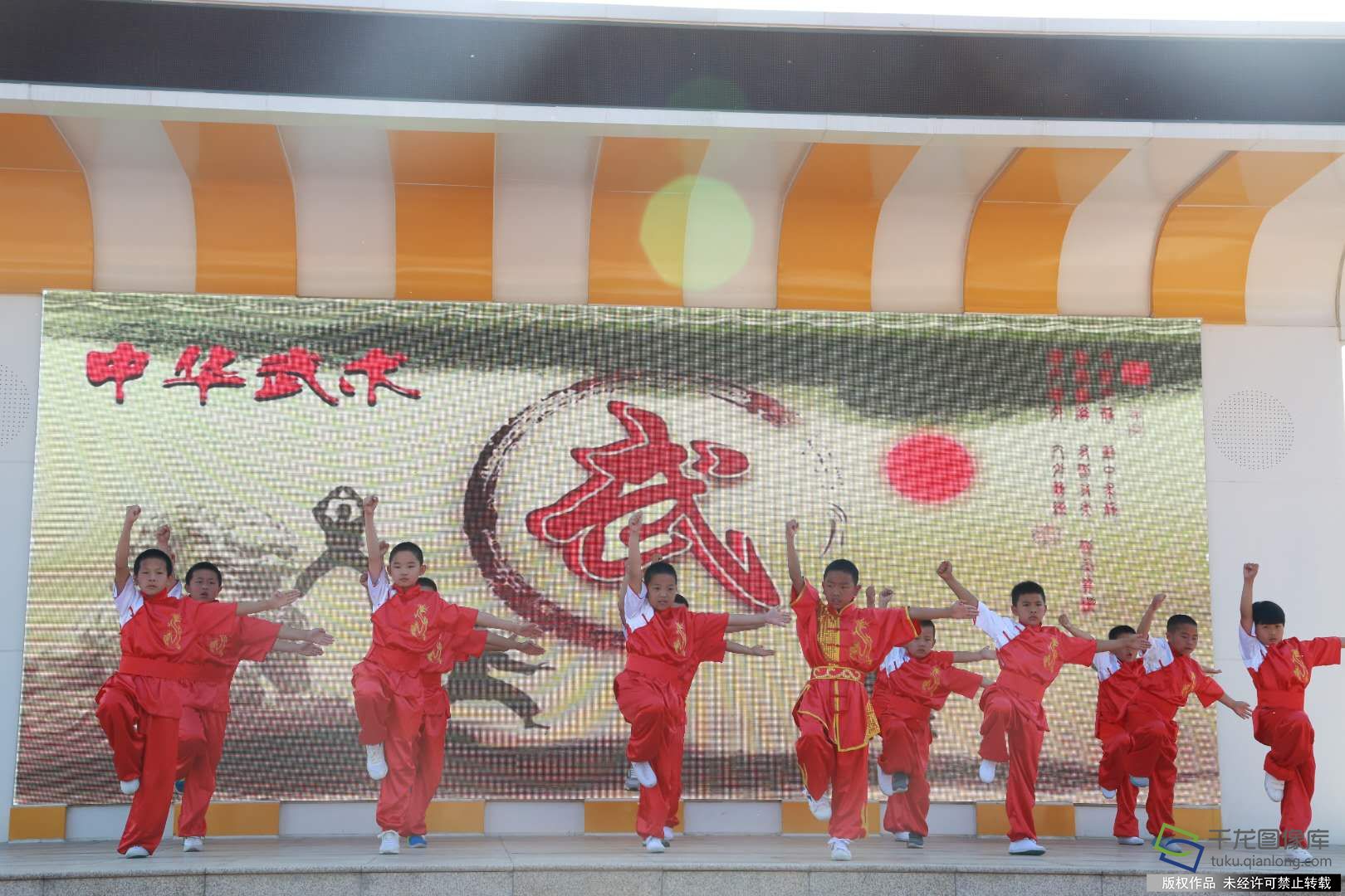永丰中心小学举行“童年绽放  快乐向上”六一文艺汇演暨家长开放日活动。