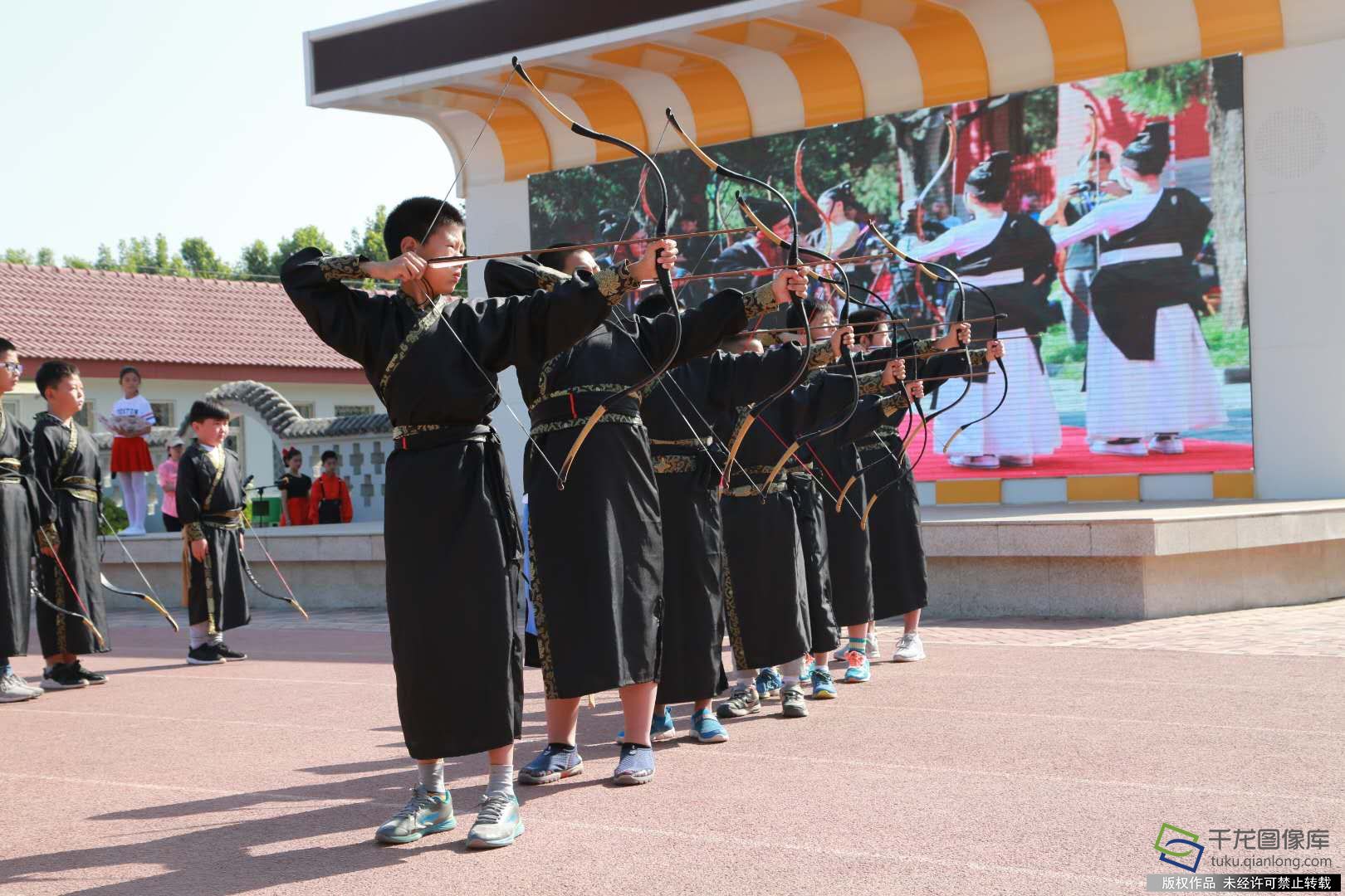 永丰中心小学举行“童年绽放  快乐向上”六一文艺汇演暨家长开放日活动。