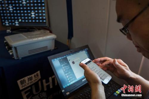 资料图：市民正在使用流量上网。<a target='_blank' href='http://www.chinanews.com/'>中新社</a>记者 侯宇 摄
