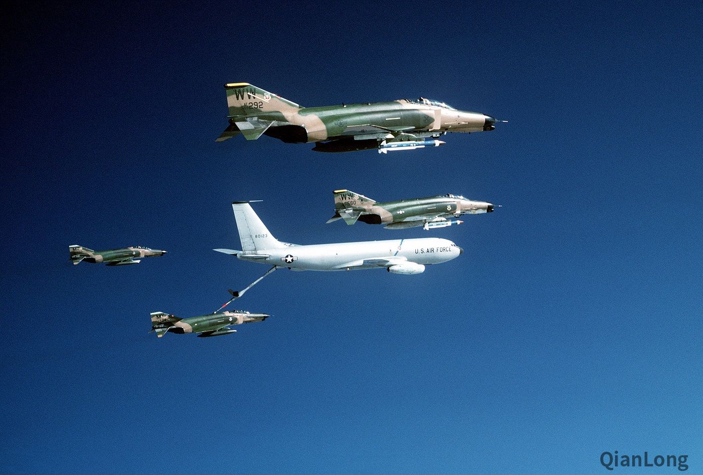 美军F-4战斗机进行空中加油 挂着导弹在战区上空巡航