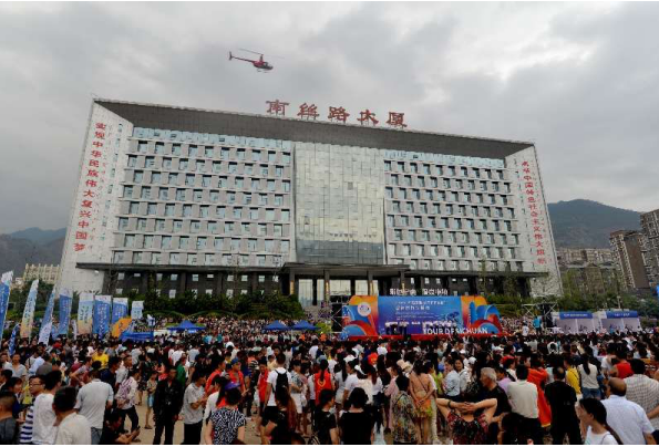 环四川自行车赛沸腾宁南