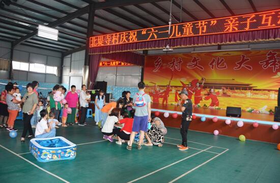 漷县镇北堤寺村妇女之家在“6.1国际儿童节”来临之际，举办庆祝六一亲子互动活动。漷县镇供图 千龙网发 