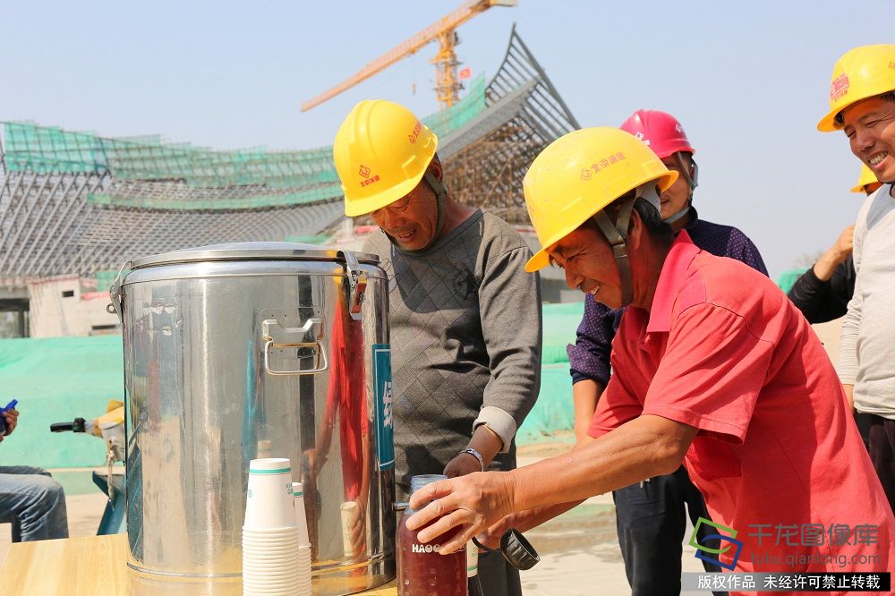 高温下的建设者|无惧炎炎烈日烤验 为城市建