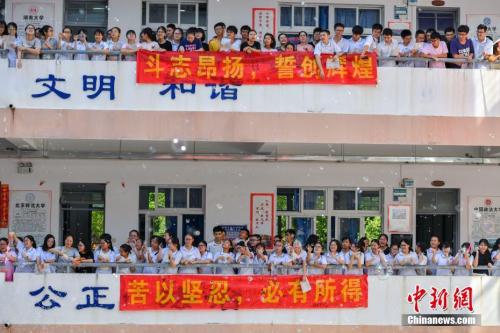 资料图:5月31日,海南华侨中学举行一年一度的“高考文明喊楼”活动。同学们齐喊“高考加油!”“老师我爱您!”等口号。整个过程持续半小时,场面壮观。<a target='_blank' href='http://www.chinanews.com/'>中新社</a>记者 骆云飞 摄 资料图:5月31日,海南华侨中学举行一年一度的“高考文明喊楼”活动。同学们齐喊“高考加油!”“老师我爱您!”等口号。整个过程持续半小时,场面壮观。<a target='_blank' href='http://www.chinanews.com/'>中新社</a>记者 骆云飞 摄