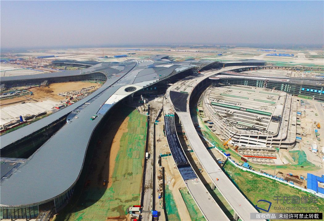 北京新机场工作区高架桥主体结构贯通